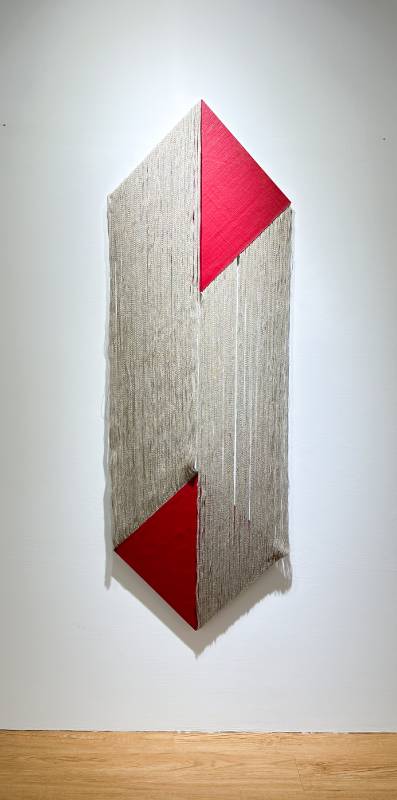 Triangles or squares in red (chicken or egg) 紅色三角或四方 （雞或蛋）｜90x46x3 cm｜2024｜white acrylics, gold leaves, linen, black mdf