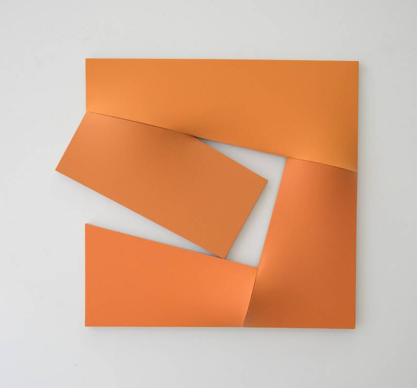 Jan Maarten Voskuil:  Ruptured monochrome (oranges), 2023, acrylics on linen, 90x90x9cm, 0,5