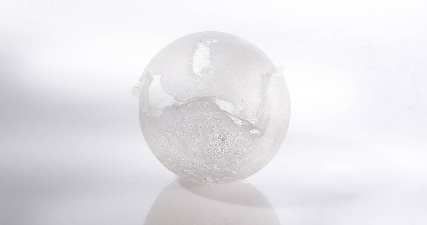 加藤 千佳，<消逝#20>，玻璃，窯燒，20.6 x 20.4 x 20 cm