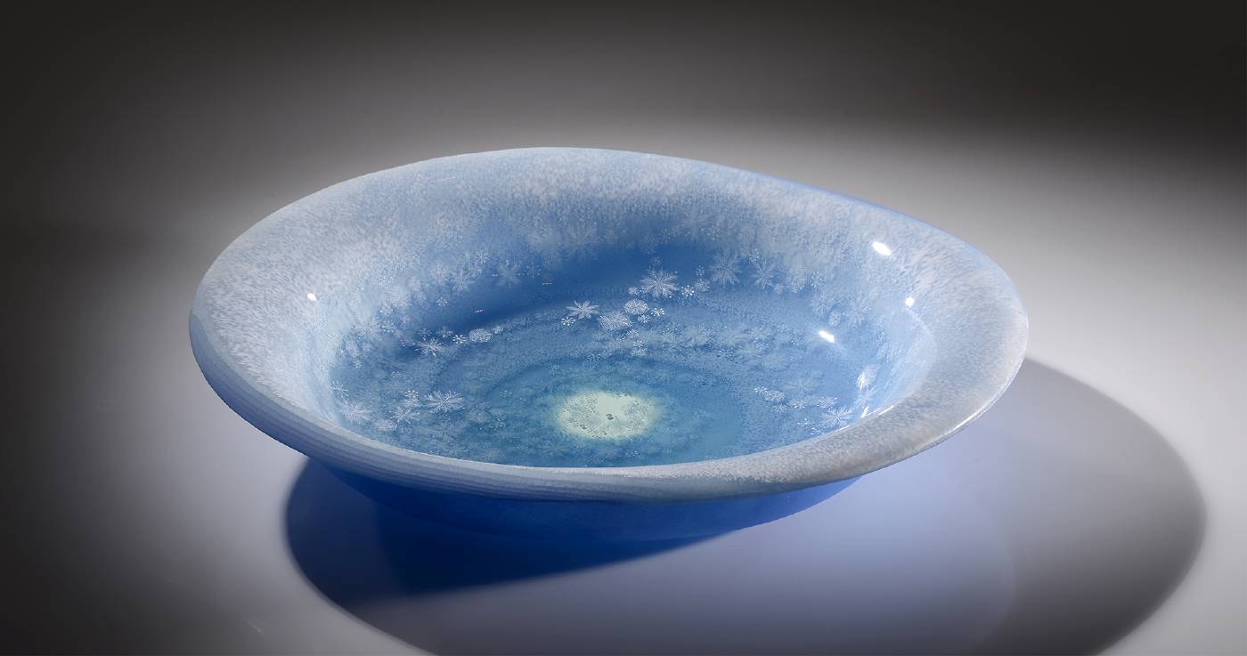 保木 詩衣吏，<蒼雪之器>，單一媒材類-佳作，玻璃，熔合、烤彎，45 x 37 x 7.5 cm