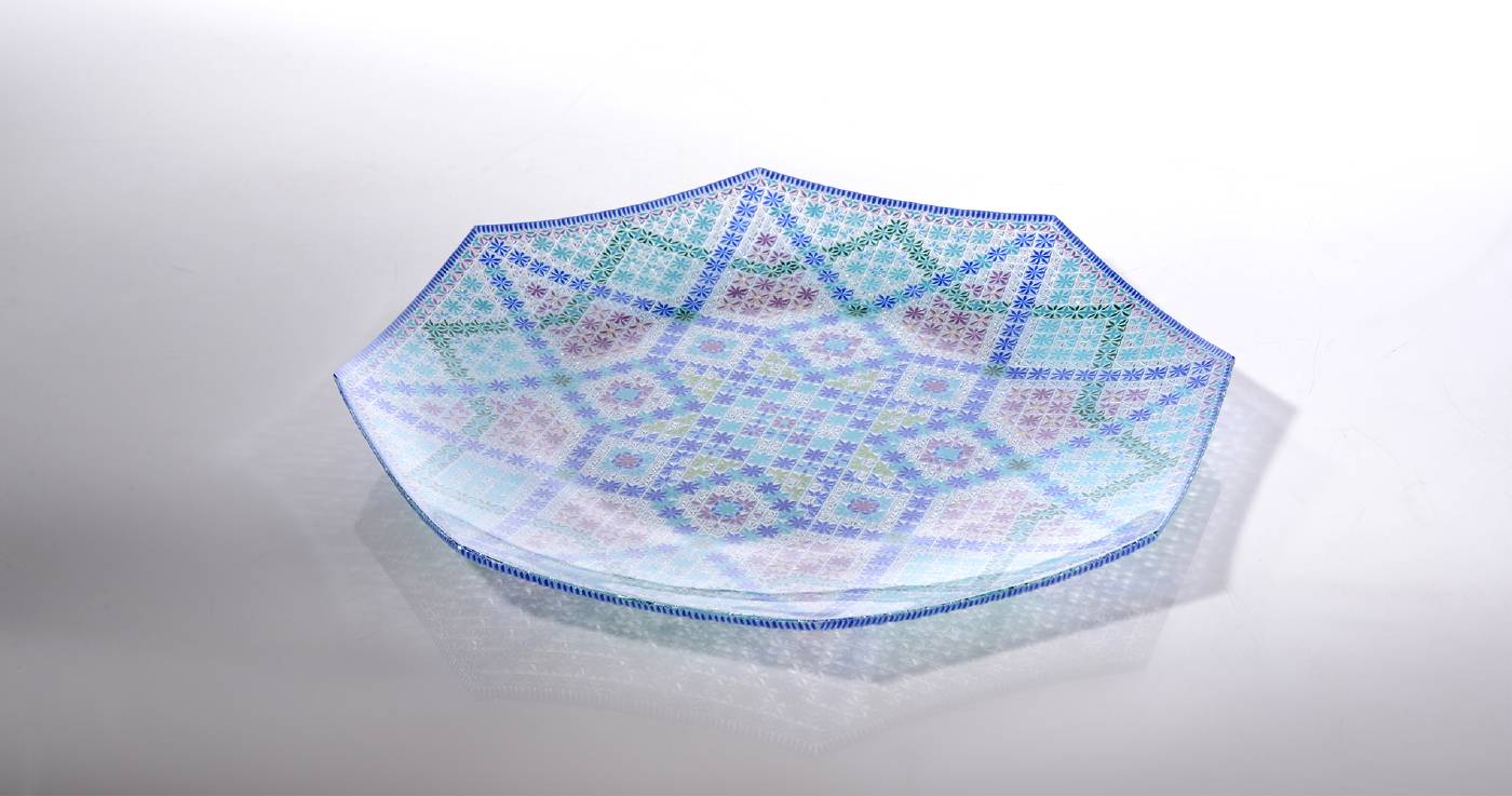 浅野 恵理子，<千代切子 曼荼羅模様>，玻璃、釉藥，切割、釉藥彩繪，29 x29x2.5cm