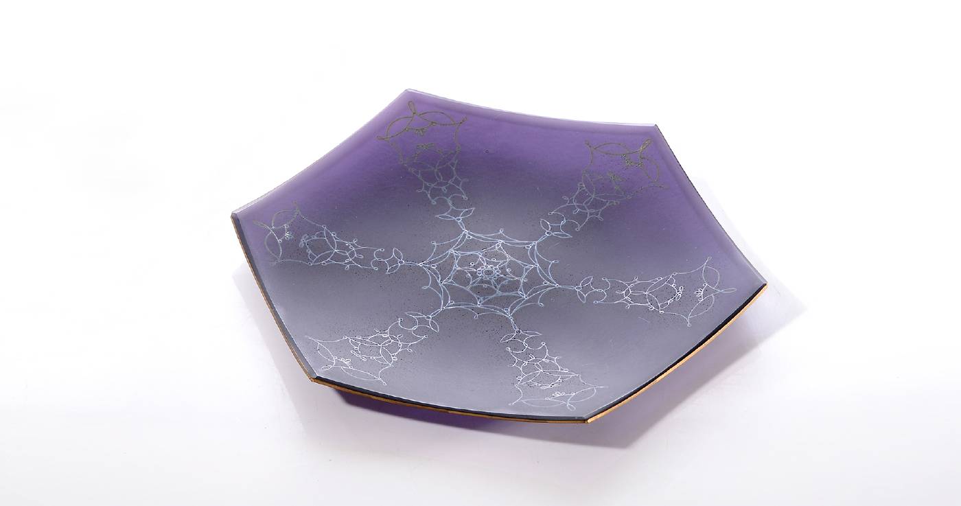 塚原 梢，<六花>，玻璃、銀線、琺瑯，窯燒、烤彎，18 x 18 x 2 cm