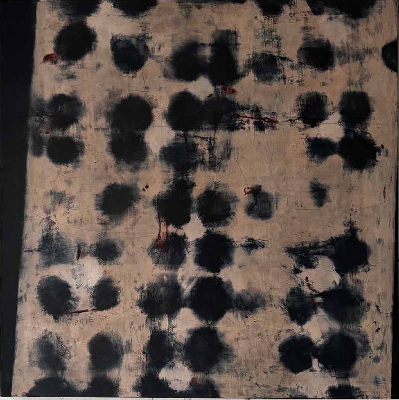 東真里江_枯-磨擦_壓克力顏料、石墨、木炭、木板_80.3×80.3cm_2025 .jpg