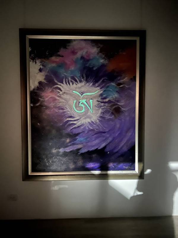 作品在微光中散發獨特的吸引力