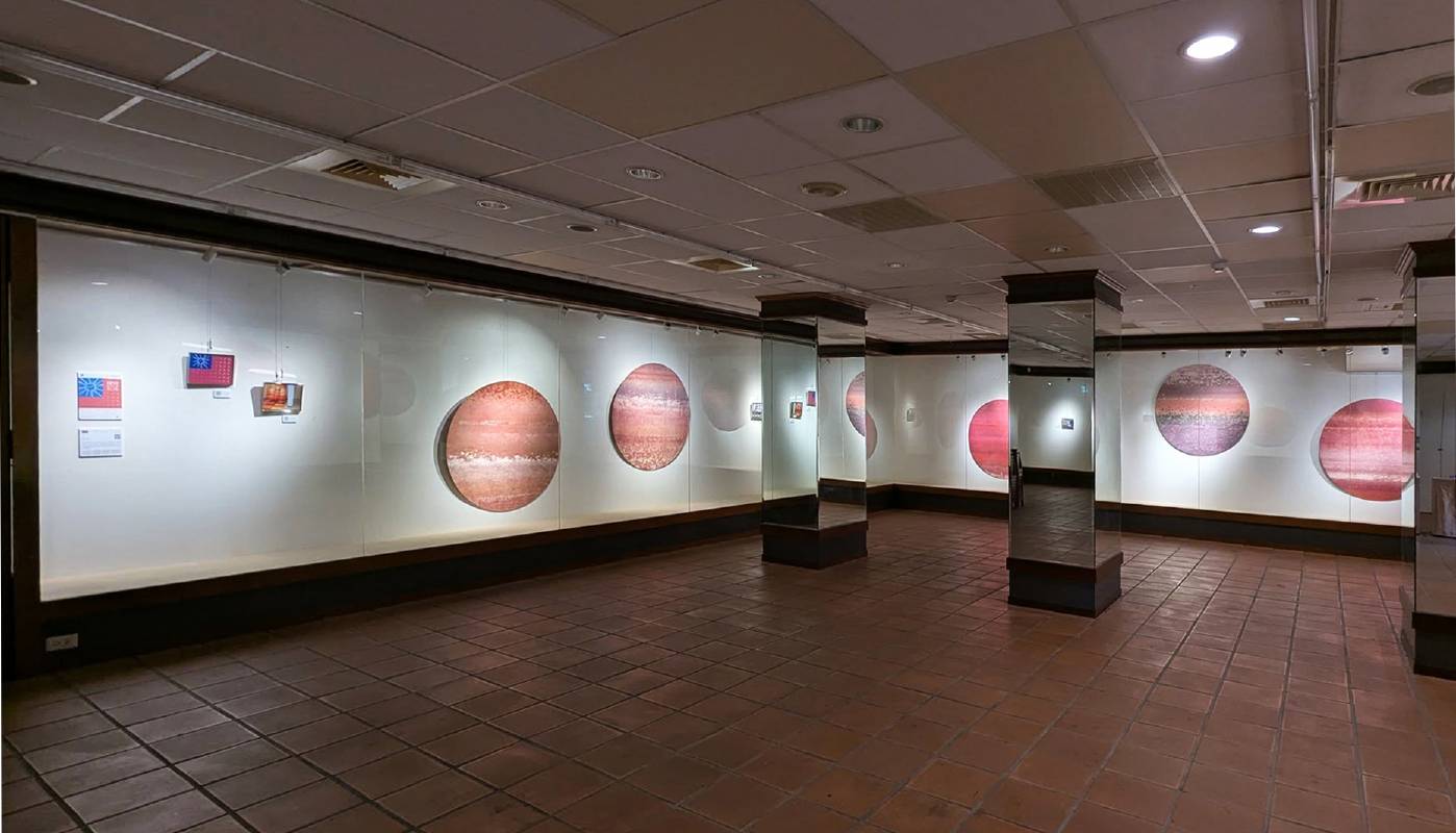 積吶虹光，〈青天白日滿地虹心球系列〉，壓克力顏料、紙，1680 X 120 cm，B館。