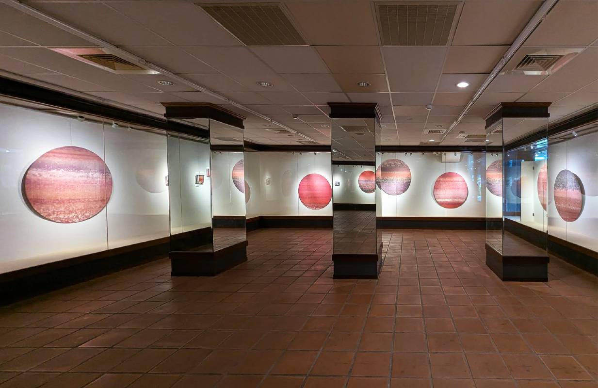 積吶虹光，〈青天白日滿地虹心球系列〉，壓克力顏料、紙，1680 X 120 cm，B館。