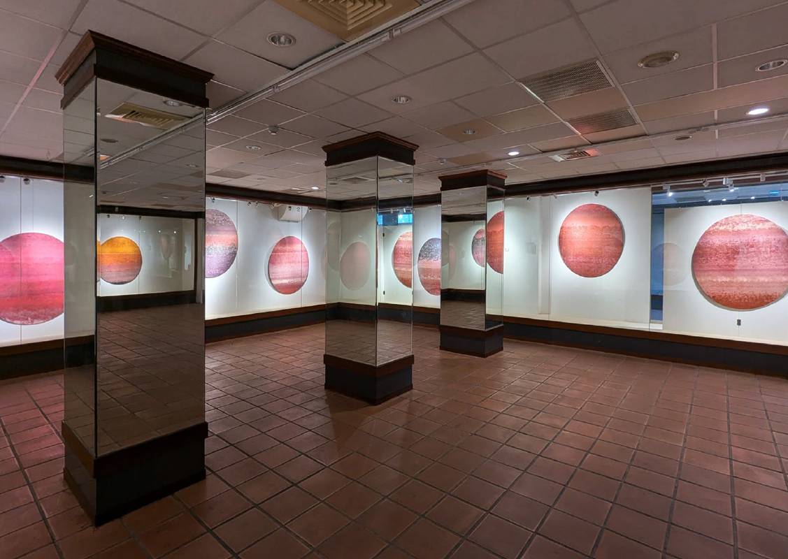 積吶虹光，〈青天白日滿地虹心球系列〉，壓克力顏料、紙，1680 X 120 cm，B館。