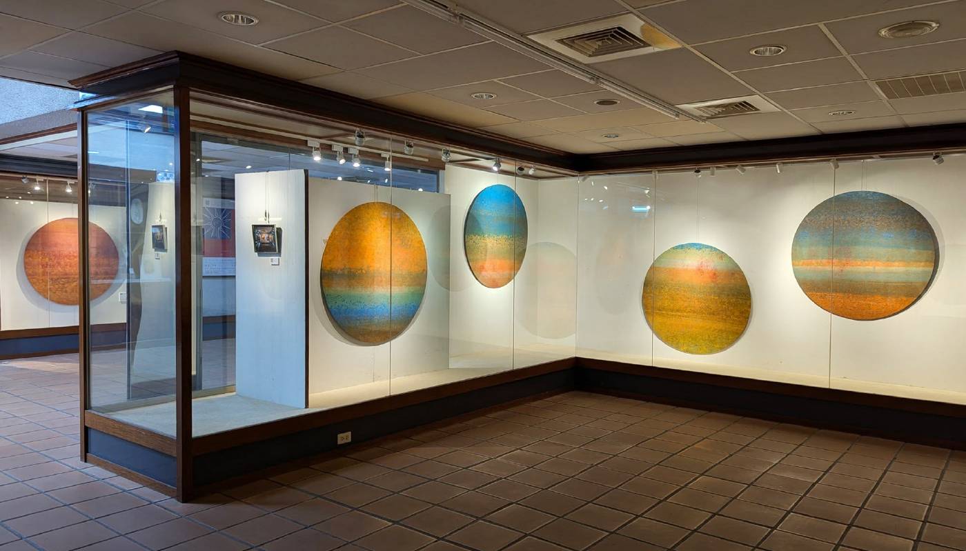 積吶虹光，〈青天白日滿地虹心球系列〉，壓克力顏料、紙，1680 X 120 cm，A館。