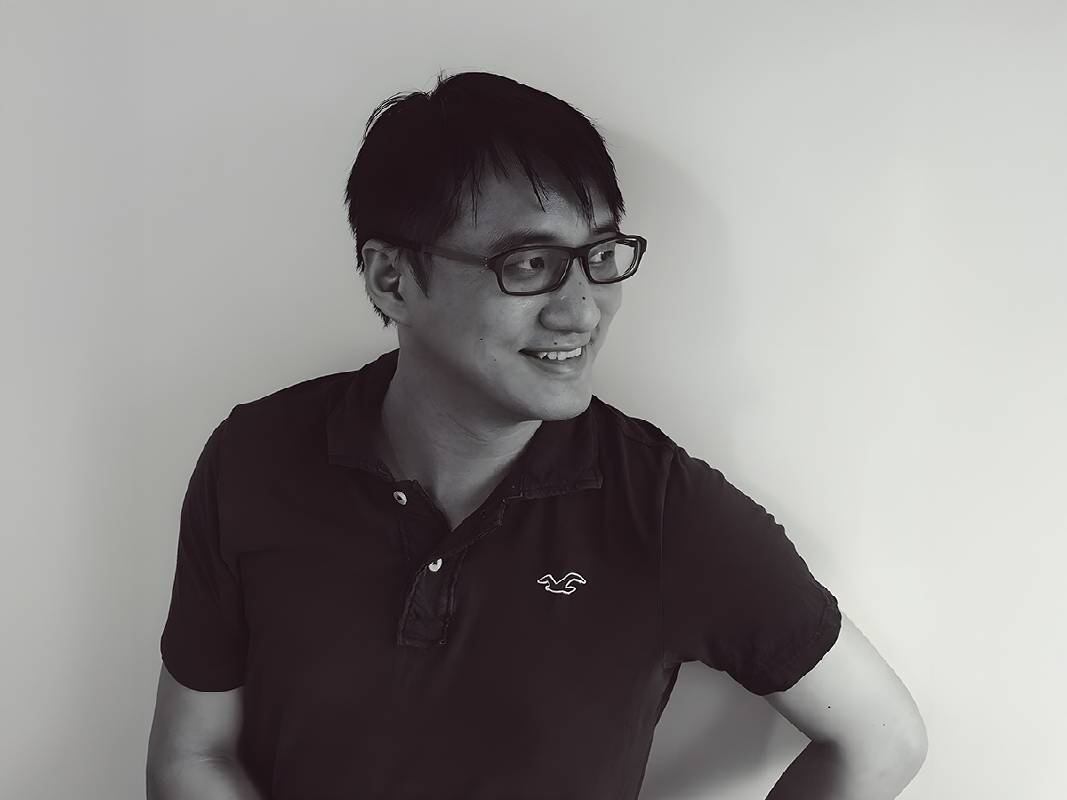 〈藝術家林士棻〉來自高雄，從小喜歡畫畫，大學畢業後決定回頭追尋夢想。他畢業於舊金山藝術大學插畫碩士，現為自由接案插畫家與清華大學插畫課講師。