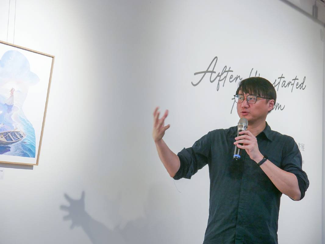藝術家林士棻於開幕茶會中分享創作心情，溫柔語調彷彿畫中情境悄然流轉。