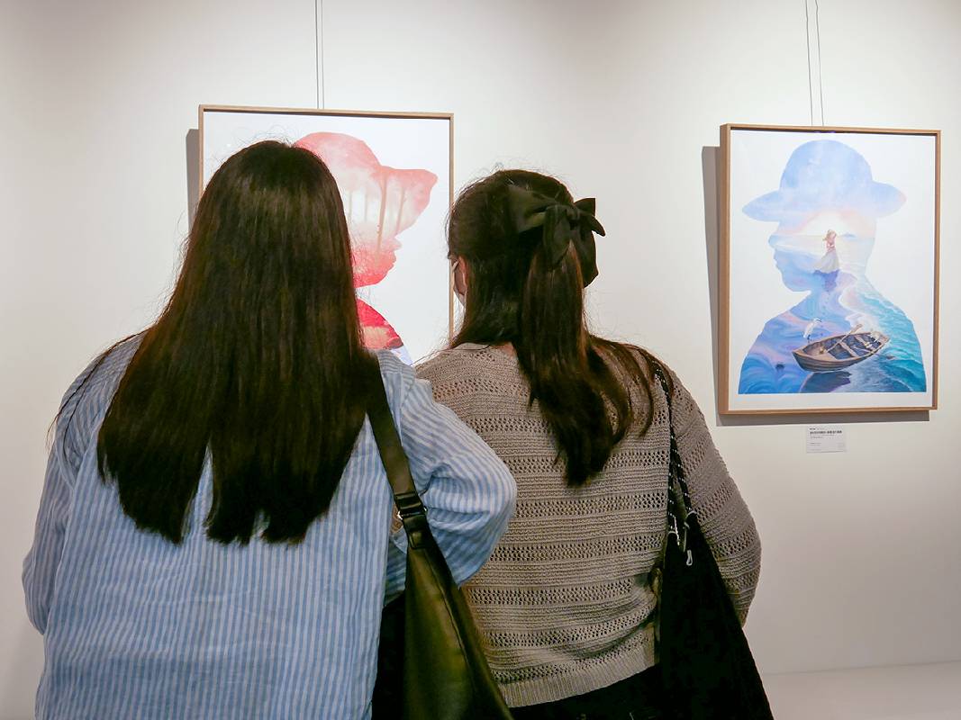 一對母女相偕觀展，在畫作與回憶之間悄悄交換眼神，度過專屬母親節的溫馨時光。