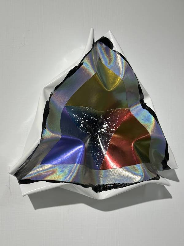 原色三角（一）｜34x37x9cm｜2025｜瓷漆、瞬間膠、畫布