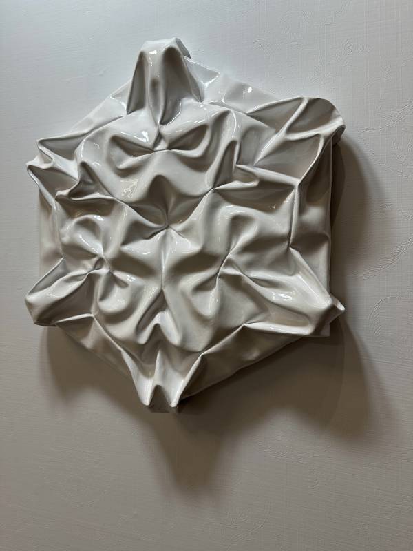 白色六角鑲嵌｜57x51x8cm｜2024｜瓷漆、瞬間膠、畫布