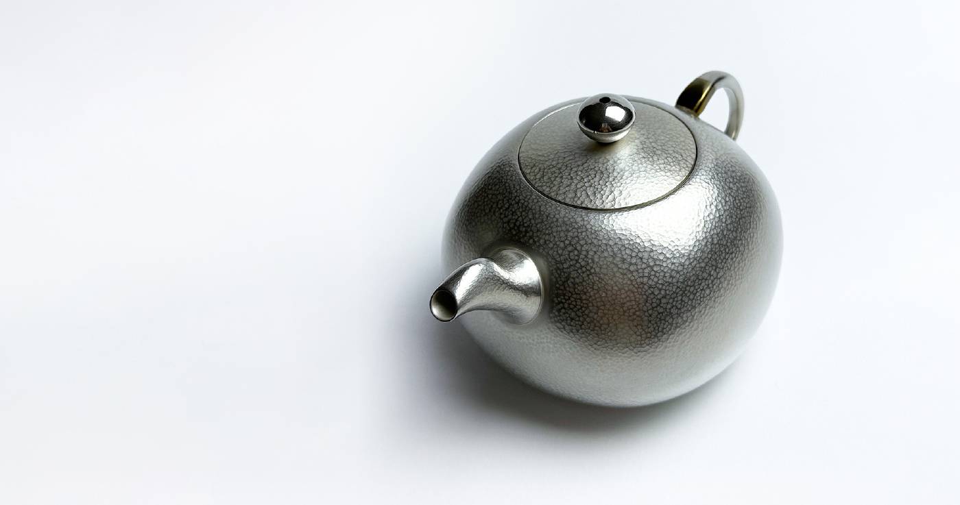陳逸，<方圓形.茶壺 I>，純銀、不鏽鋼，13x9x8cm