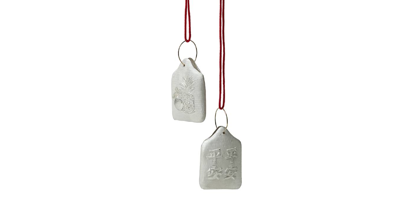 王安琪，<大吉大利、平平安安>，銀，5x8x1.5cm