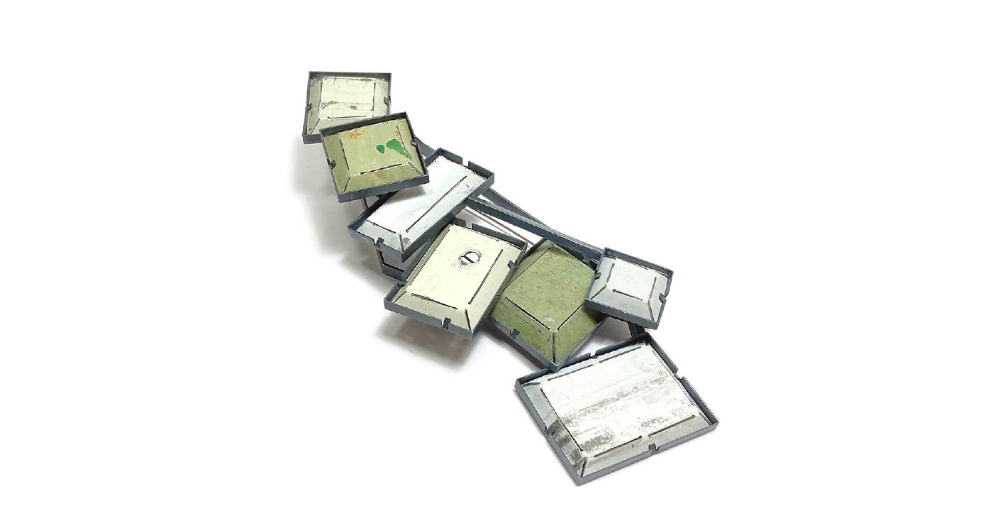 趙永惠，<偽裝>，銀、回收鐵皮，15.5x7x3.5cm