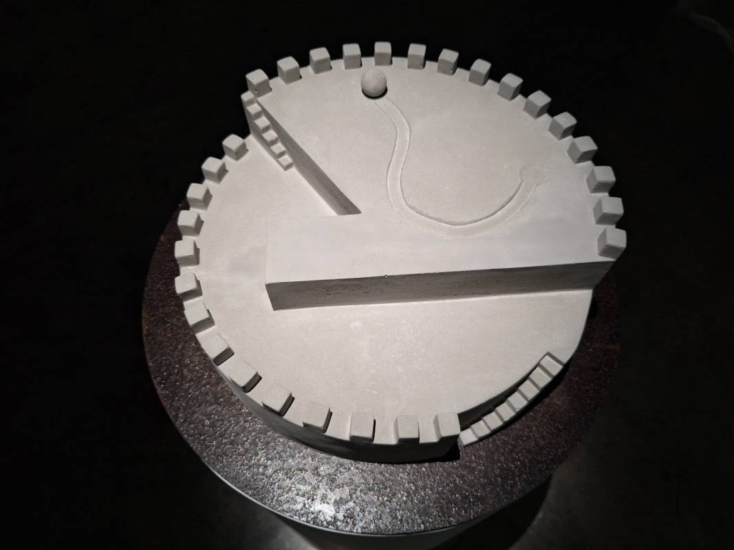 〈觀光景點〉，水泥、鐵，44x14cm，2025 (局部) 02