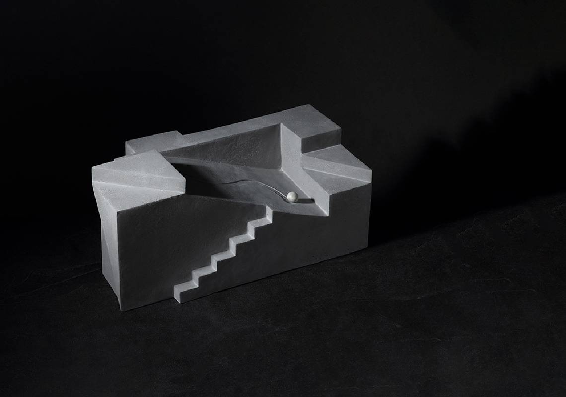 〈移動中的城市軌跡〉，水泥、鐵製臺座，57x28x27cm，2021