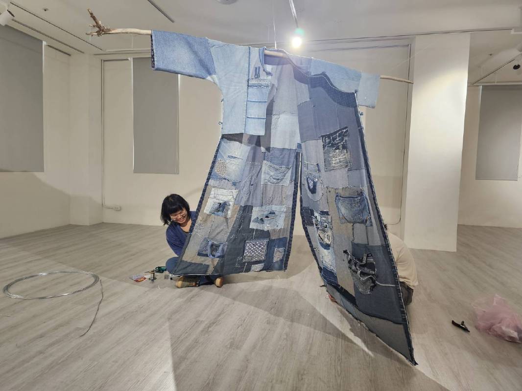 藝術家林資芬《穿上時間的顏色》創作中