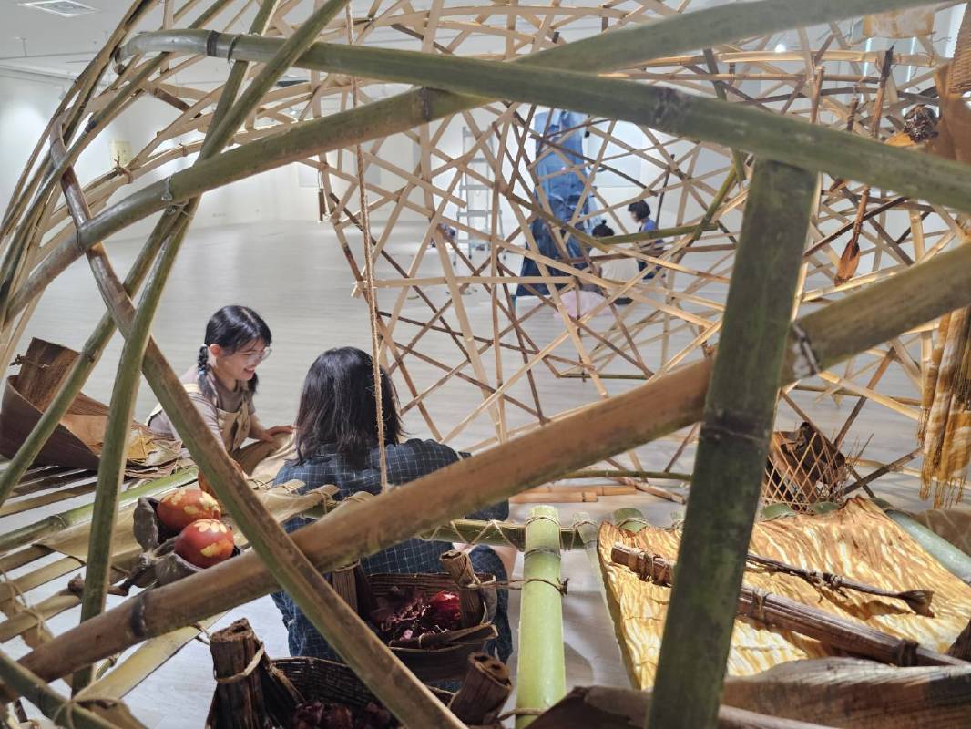藝術家陳依慧與羅聿綺共創作品中