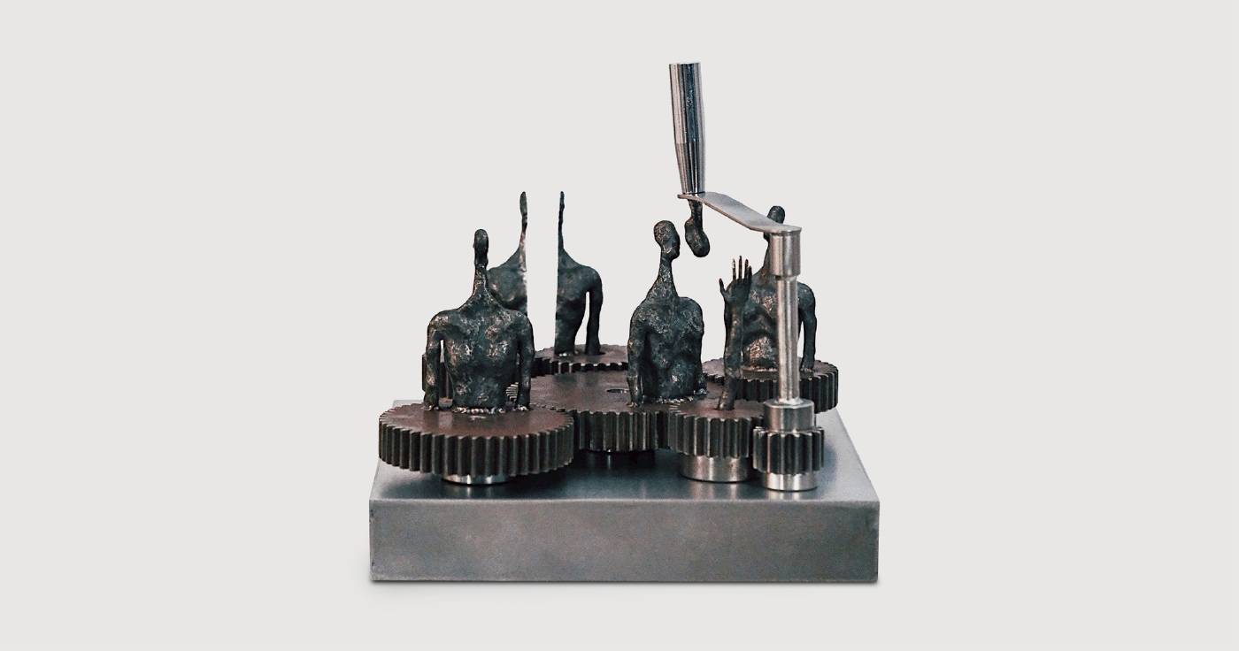 林伯城，〈類人-社交機器3〉，不鏽鋼、齒輪、現成物/30x30x26 cm