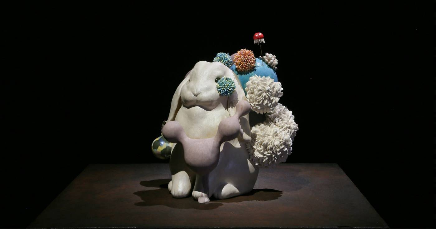 胡慧琴，〈時間的霉－垂耳白兔〉，陶瓷/32x28x31cm