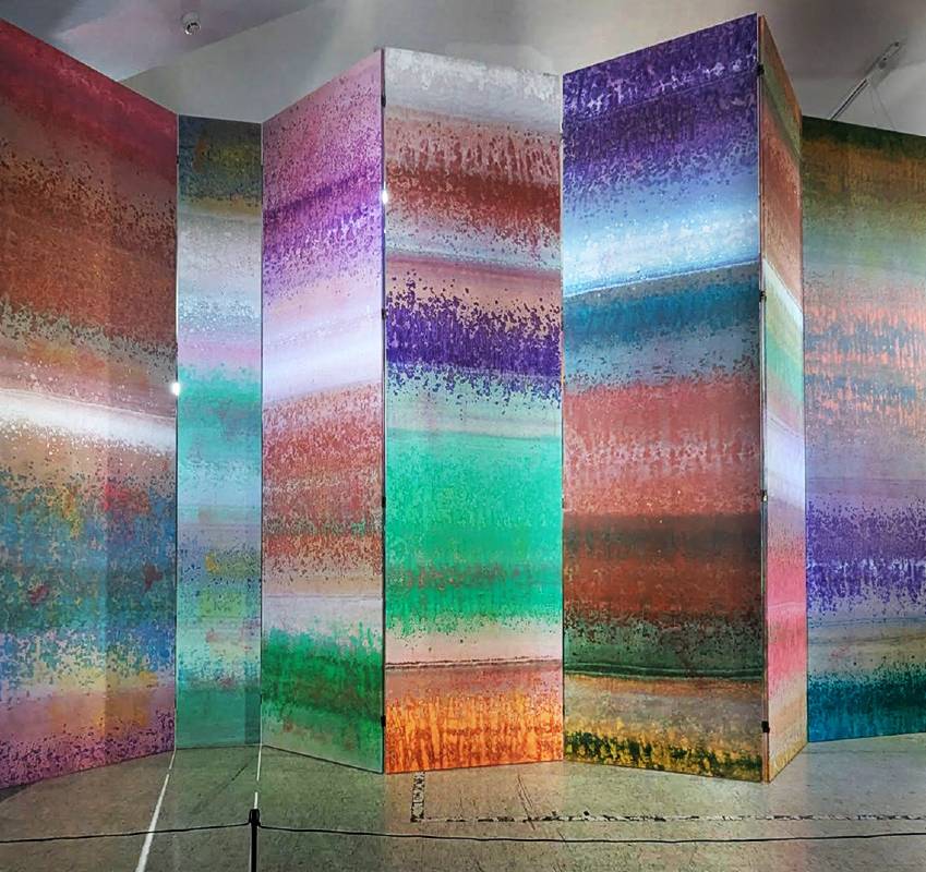 積吶虹光，〈青天白日滿地「虹」樓〉，壓克力顏料，320 X 320 X 320 cm。