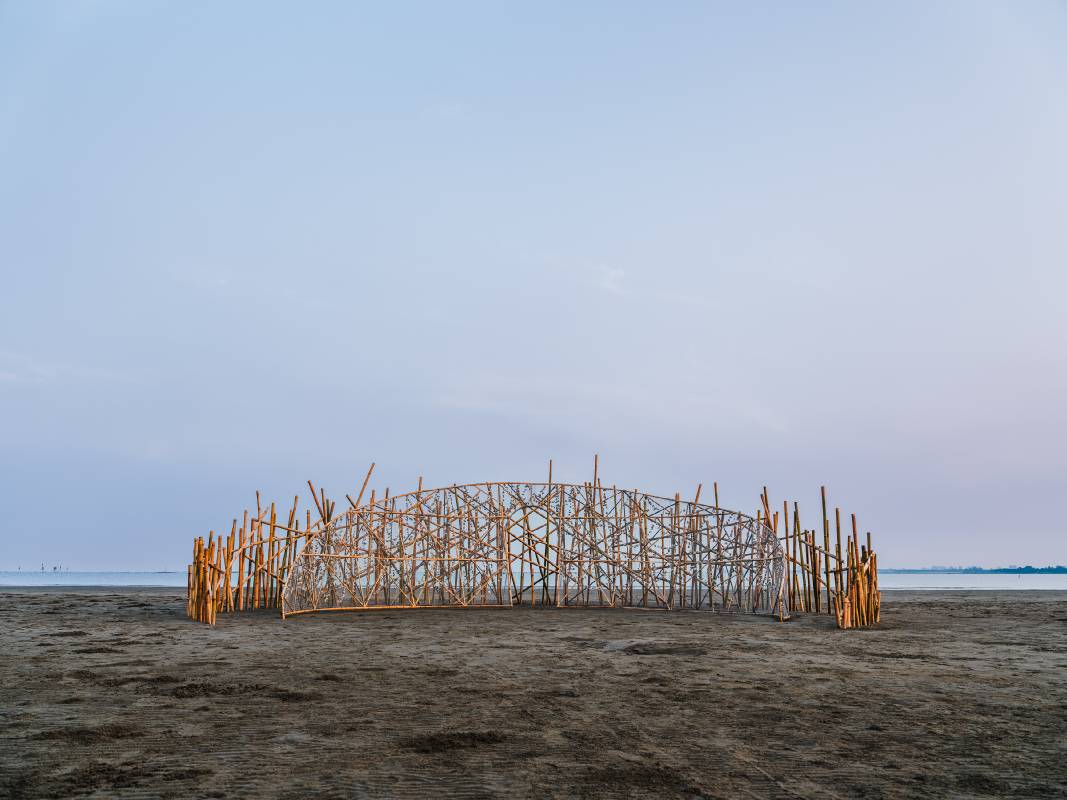 李蕢至《潮與巢》