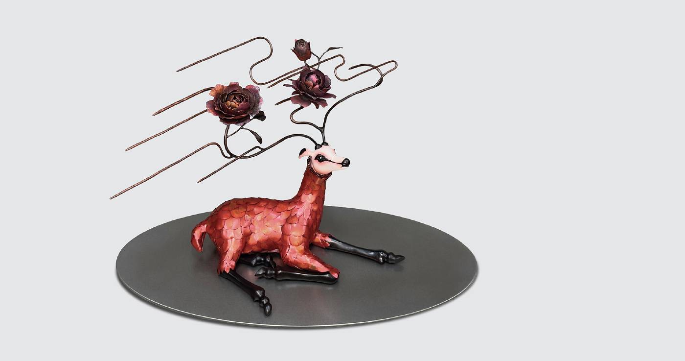 林聖啟，<靜臥牡丹夢>，紅銅、複合媒材、不鏽鋼，60x46x38cm