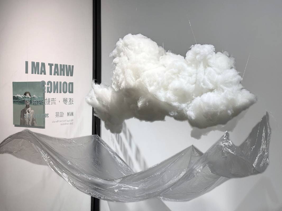 《逐夢,流動的瞬間 Chasing Dreams, Flowing Moments》,塑膠布、尼龍線、棉花, 300x300x250cm,2025