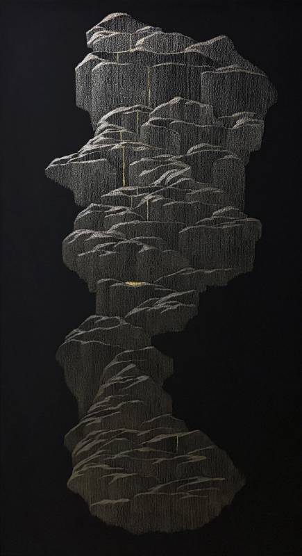 黃立穎 Huang Li Ying ｜表層之下，靜止上升 Beneath the Surface, Stillness Rises, 石墨、色鉛筆、木板 Graphite, Colored Pencils, Wood Board, 45x86 cm, 2025