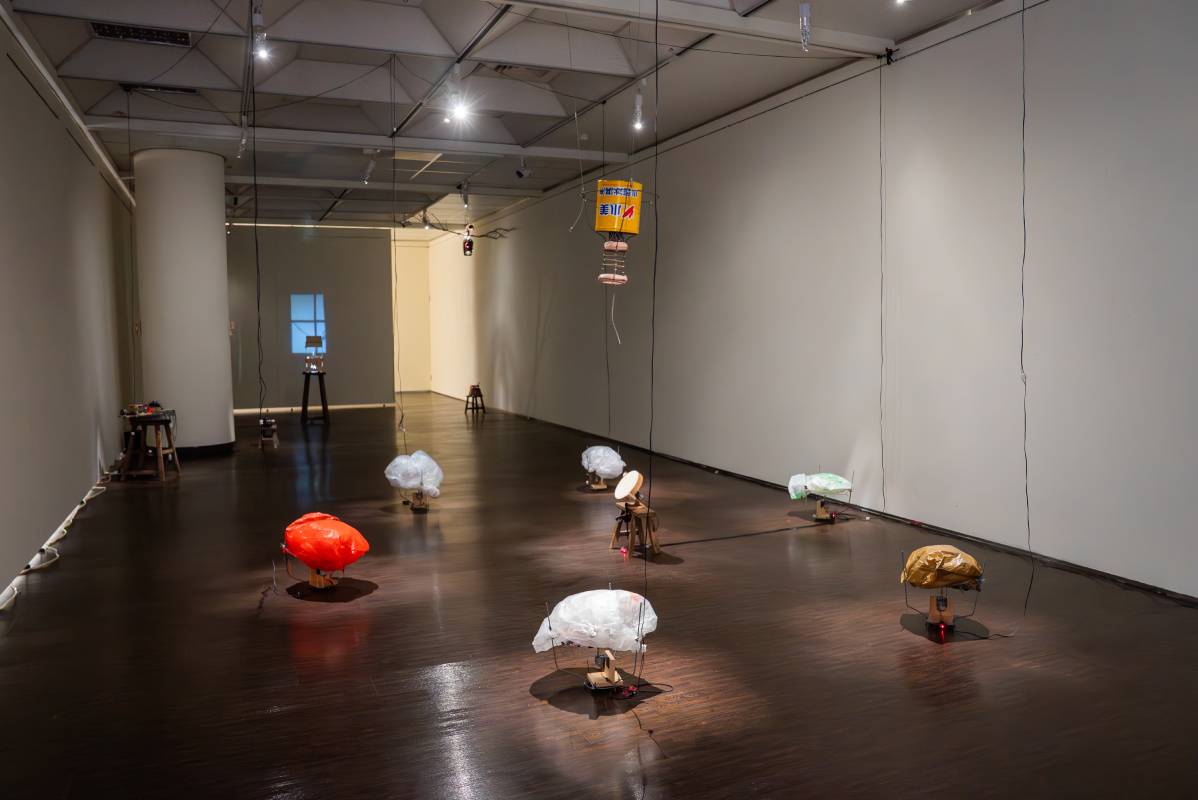 聽雨,雲 35x35x35cm 塑膠袋,馬達,鐵絲 2024