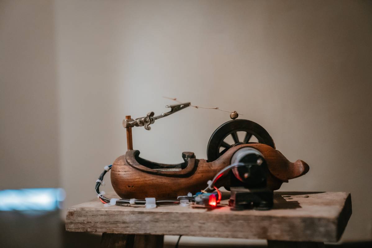 蟲鳴 30x35x20 cm 墨斗, 馬達,鈴鐺,老木凳 2023