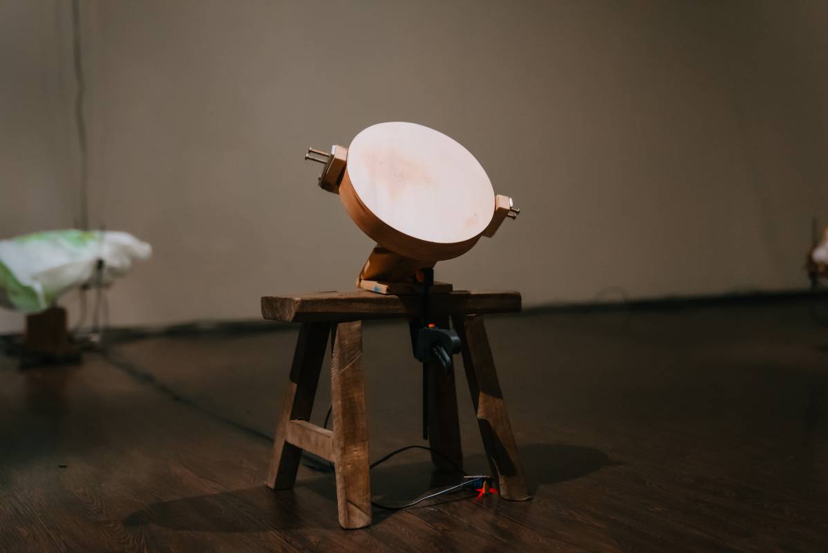 流水,記憶 30x35x25 cm 水聲鼓,馬達,鈴鐺,老木凳 2024