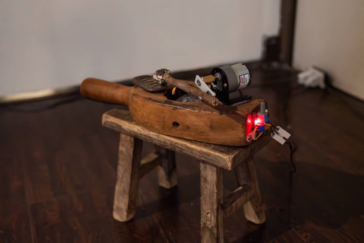 蛙鳴 30x35x20 cm 老餅模,石栗,石頭,馬達,老木凳 2022