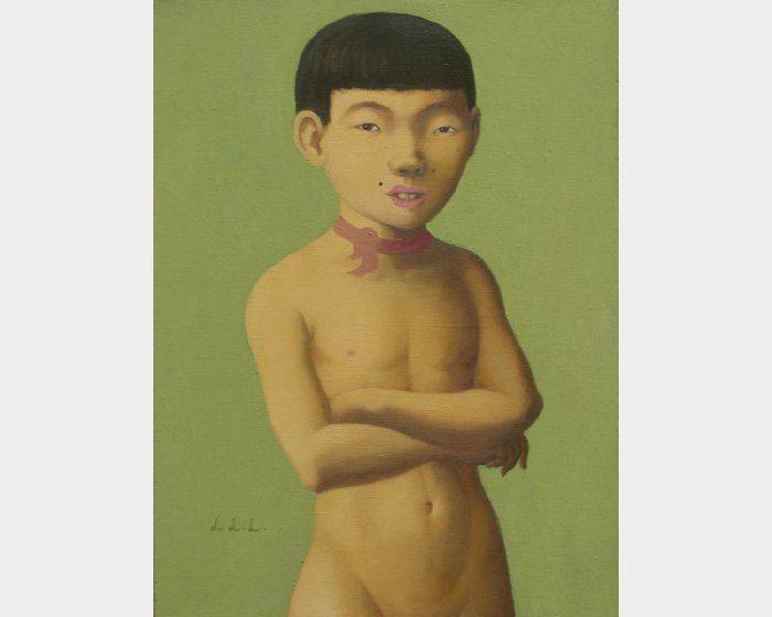 手抱胸口的小男孩  