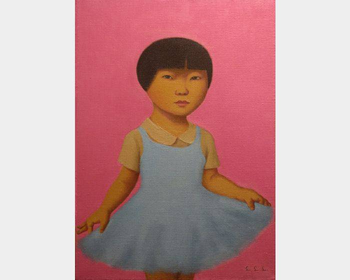 拉著難色舞裙的小女孩