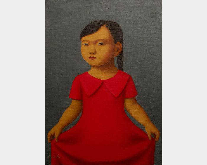 拉著紅色洋裝的女孩