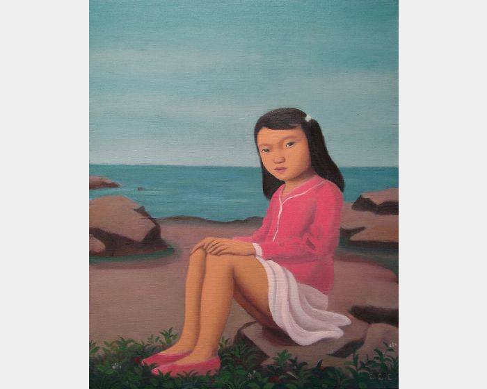 坐海邊的小女孩