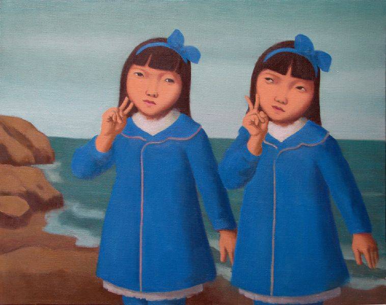 林麗玲-穿藍色大衣的雙胞胎姐妹