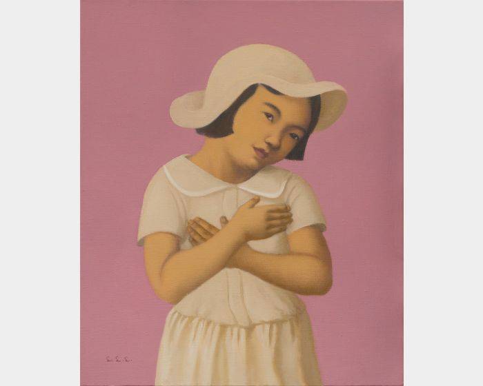 雙手放胸前的女孩