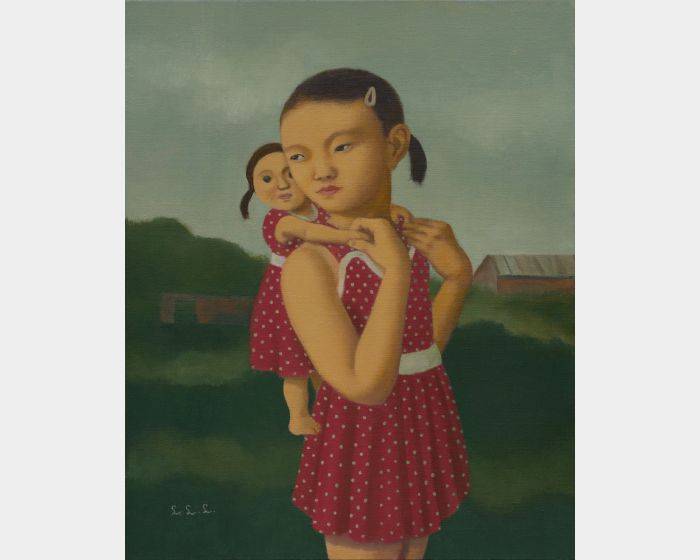 背著洋娃娃的小女孩