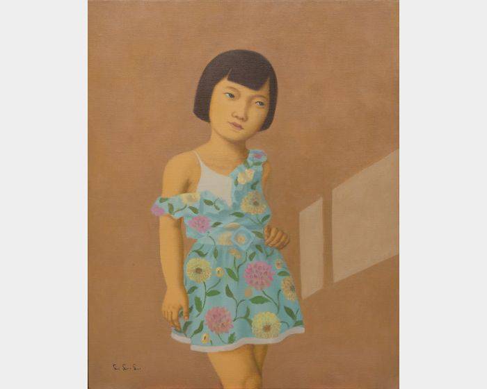 裸右肩的小女孩