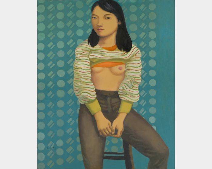 拉起上衣的女孩