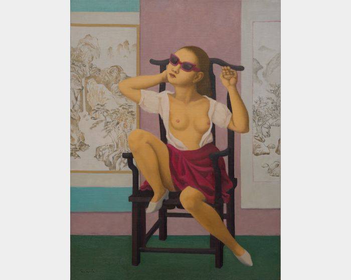 抬起右腳的女孩