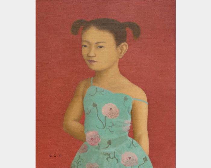 露肩膀的小女孩