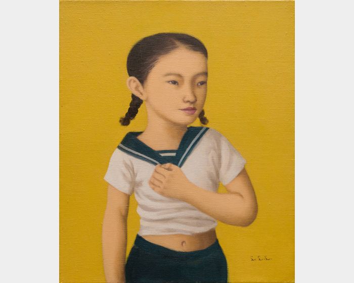 手放胸口的女孩