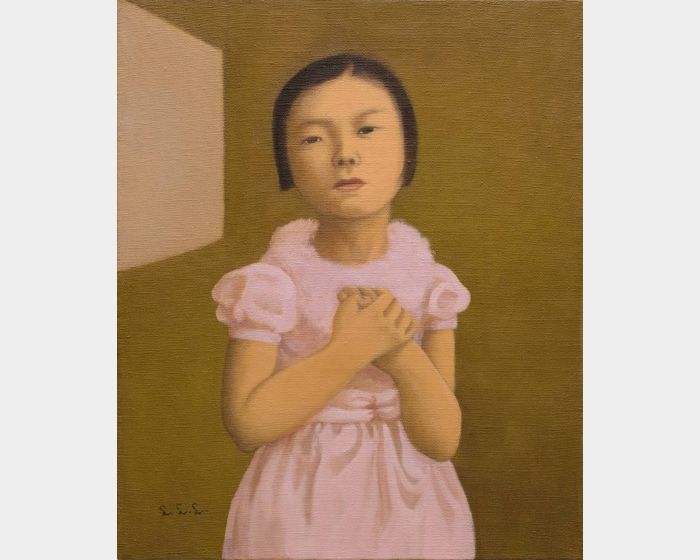 穿粉紅色禮服的小女孩