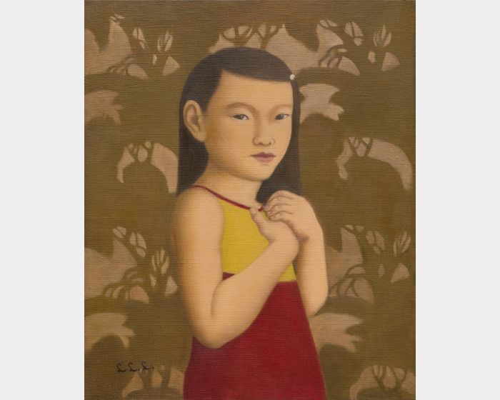 手抱胸口的小女孩