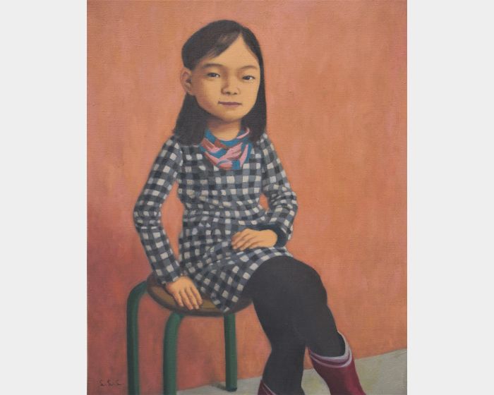 穿格子洋裝的小女孩